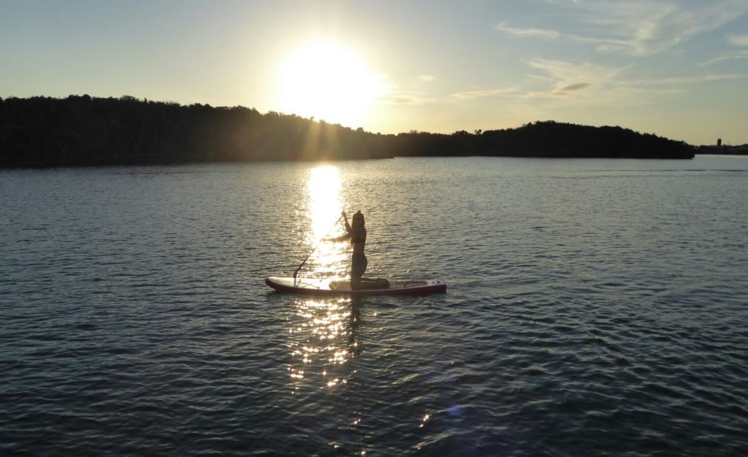 Padleboard vand solnedgang